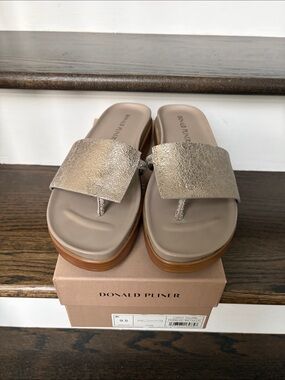 Donald Pliner Fifi Sandals Metallic Leather Platinum Platform Thong & Box
